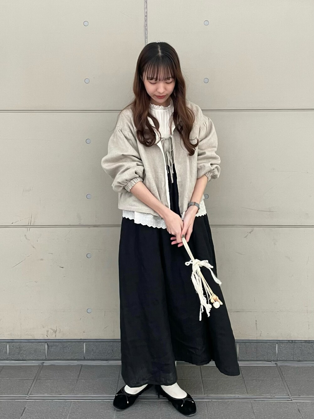 「Samansa Mos2、kazumiコラボ、ほめられ本命コーデ、プチプラ、リネン、キャミワンピ、レイヤードスタイル、春コーデ、春色、ジャケット、バレエシューズ、キャミワンピース、白ブラウス、ベージュ、ブラック」｜「Samansa Mos2のアイテム（ジャケット/アウター、ベージュ系）」を使った、kanaさん（レディース・163cm）の冬コーディネートの1枚目の写真