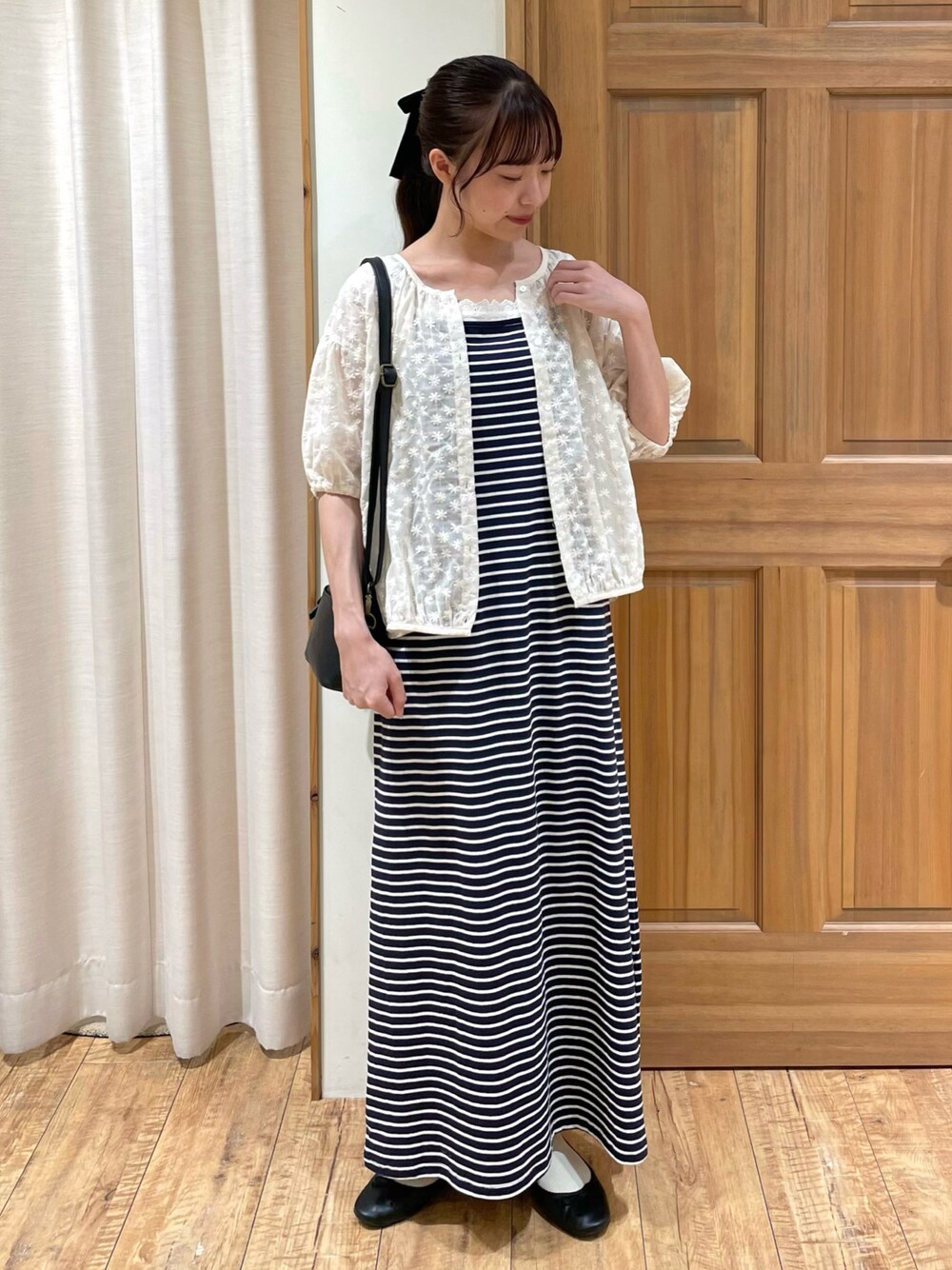 「Samansa Mos2、休日スタイル、きれいめカジュアル、夏コーデ、カーディガン、ボリューム袖、ブラウス、バレエシューズ、ショルダーバッグ、ボーダー、プチプラ、レイヤードスタイル、ワンピース、キャミワンピ、ボーダーワンピース」｜「Samansa Mos2の◎ボレロ付キャミワンピース（ワンピース、ブルー系）」を使った、kanaさん（レディース・163cm）の夏コーディネートの1枚目の写真