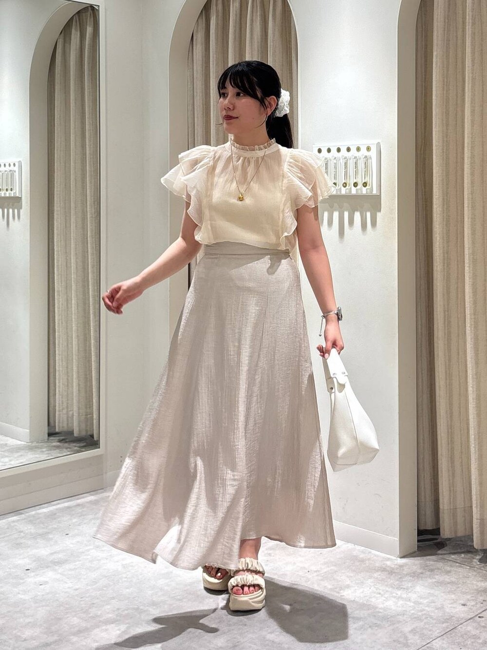 ホワイト系のサンダル、ホワイト系のショルダーバッグ、ホワイト系のシャツ/ブラウスを着用したレディースの春コーディネートの1枚目の写真