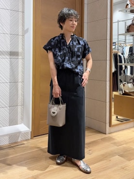 「SHIPS（シップス）の〈手洗い可能〉フィブリル ジャージー ロング スカート（スカート、ブラック系）」を使った、隈元さん（レディース・158cm）の夏コーディネート