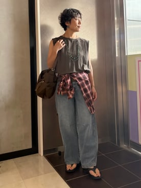 「SHIPS（シップス）の〈洗濯機可能〉デニム バレル パンツ（デニムパンツ、ブルー系）」を使った、隈元さん（レディース・158cm）の夏コーディネート