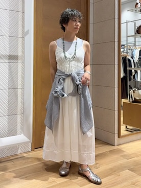 「SHIPS（シップス）の〈手洗い可能〉シアー ストライプ バンドカラー シャツ（シャツ/ブラウス、ブルー系）」を使った、隈元さん（レディース・158cm）の夏コーディネート
