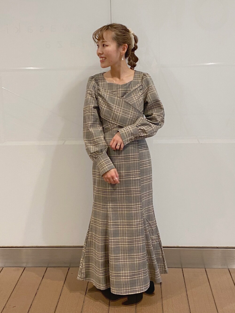 「ワンピース、秋服、秋のコーデ、マーメイドスカート、マーメイドシルエット、低身長コーデ、earth music&ecology、earthstaff」｜「earth music&ecologyのクロスリボンワンピース（ワンピース、その他）」を使った、なぽんさん（レディース・150cm）の秋コーディネートの1枚目の写真
