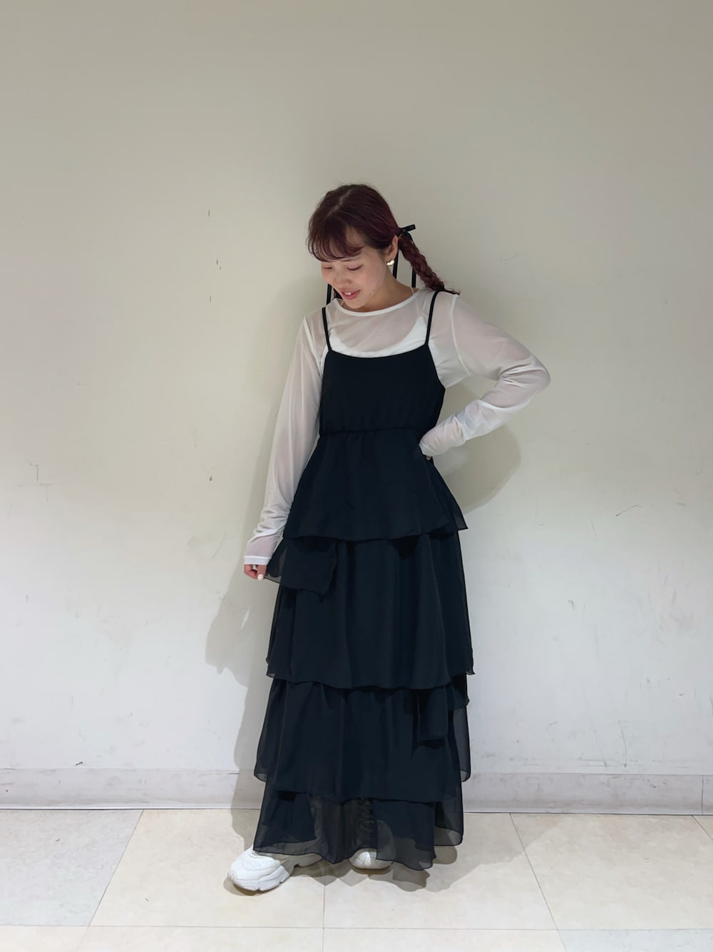 「キャミワンピ、モノトーンコーデ、カジュアルコーデ、シアートップス、秋コーデ、低身長、earth music&ecology、earthstaff」｜「earth music&ecologyのアシンメトリーティアードワンピース（ワンピース、ブラック系）」を使った、なぽんさん（レディース・150cm）の秋コーディネートの1枚目の写真