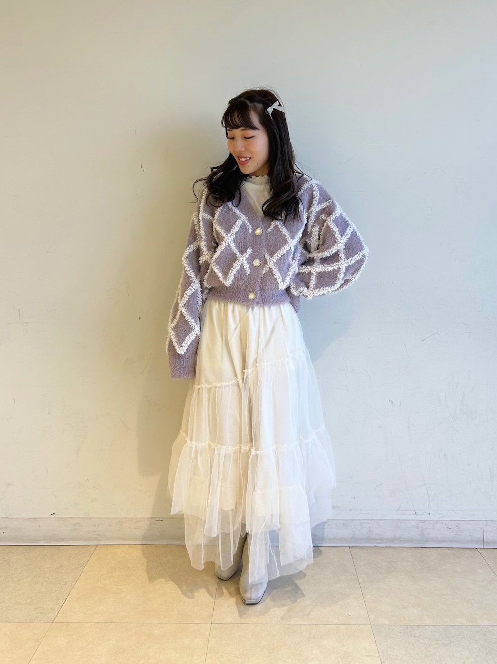 「チュール、チュールスカート、シャギーカーディガン、ショート丈カーディガン、ガーリーコーデ、デートコーデ、冬コーデ、earth music&ecology、earthstaff、150cmコーデ」｜「earth music&ecologyのイレギュラーヘム段々チュールスカート（スカート、ホワイト系）」を使った、なぽんさん（レディース・150cm）の冬コーディネートの1枚目の写真