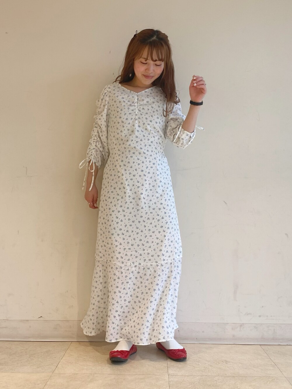 「ワンピース、春ワンピ、春物、お花見コーデ、春のNewスタイル、春服コーデ、低身長女子、低身長コーデ、earth music&ecology、earthstaff、花柄ワンピース」｜「earth music&ecologyの袖ドロストフラワーワンピース（ワンピース、ブルー系）」を使った、なぽんさん（レディース・150cm）の春コーディネートの1枚目の写真