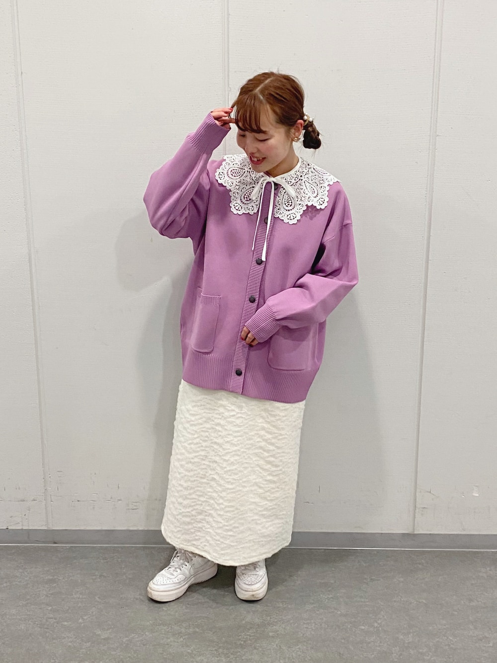 「春ファッション、春コーデ、カーディガン、ポコポコスカート、レース襟、レイヤード、earth music&ecology、earthstaff、150cm、低身長コーデ」｜「earth music&ecologyのクルーネックミドル丈カーディガン（カーディガン/ボレロ、ピンク系）」を使った、なぽんさん（レディース・150cm）の春コーディネートの1枚目の写真