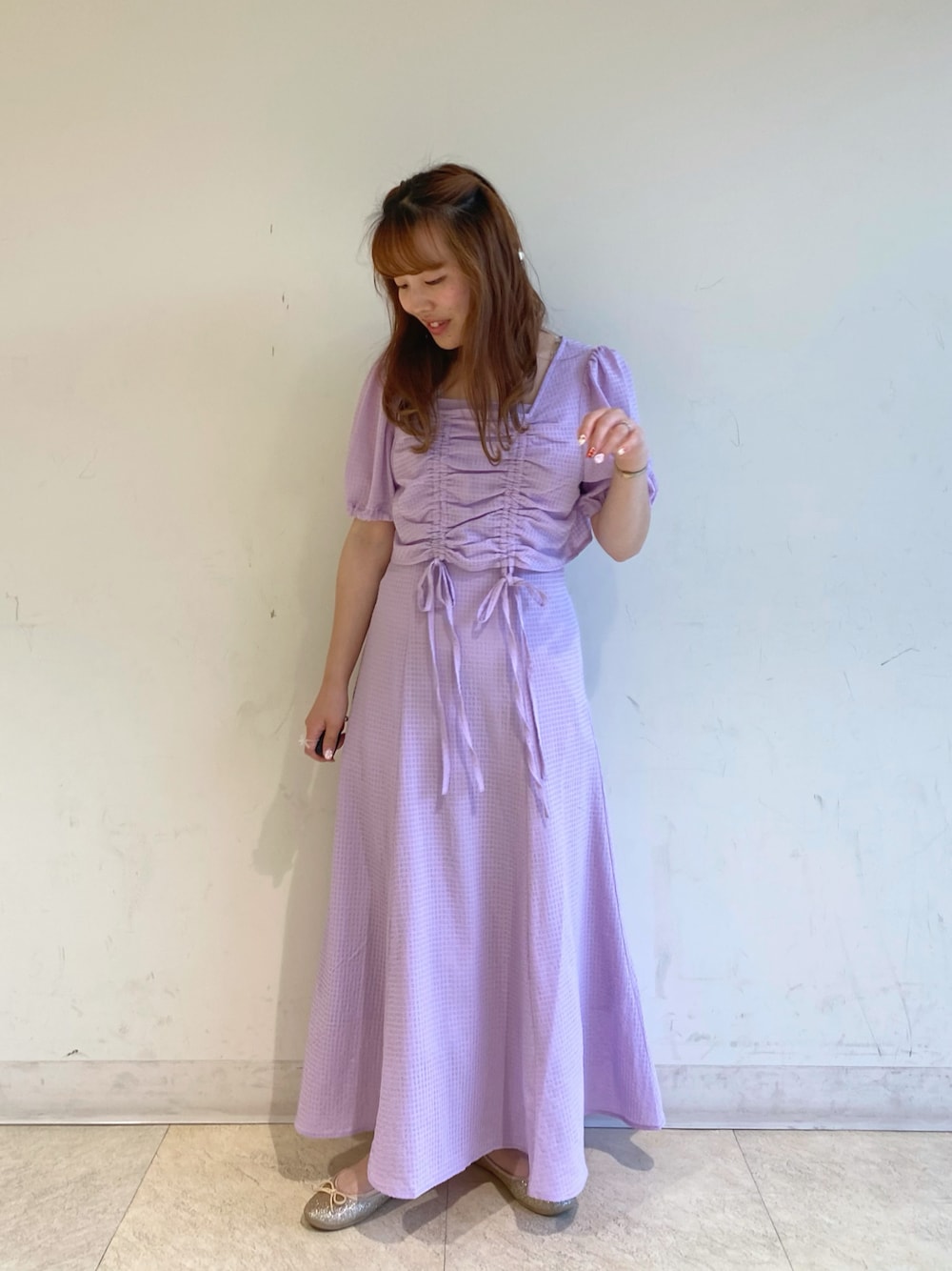 「ワンピース、デートコーデ、着回しコーデ、セットアイテム、ガーリーコーデ、earth music&ecology、earthstaff、低身長、低身長コーデ、150cmコーデ」｜「earth music&ecologyのSET2点パフスリーブブラウス＋キャミワンピース（ワンピース、パープル系）」を使った、なぽんさん（レディース・150cm）の春コーディネートの1枚目の写真