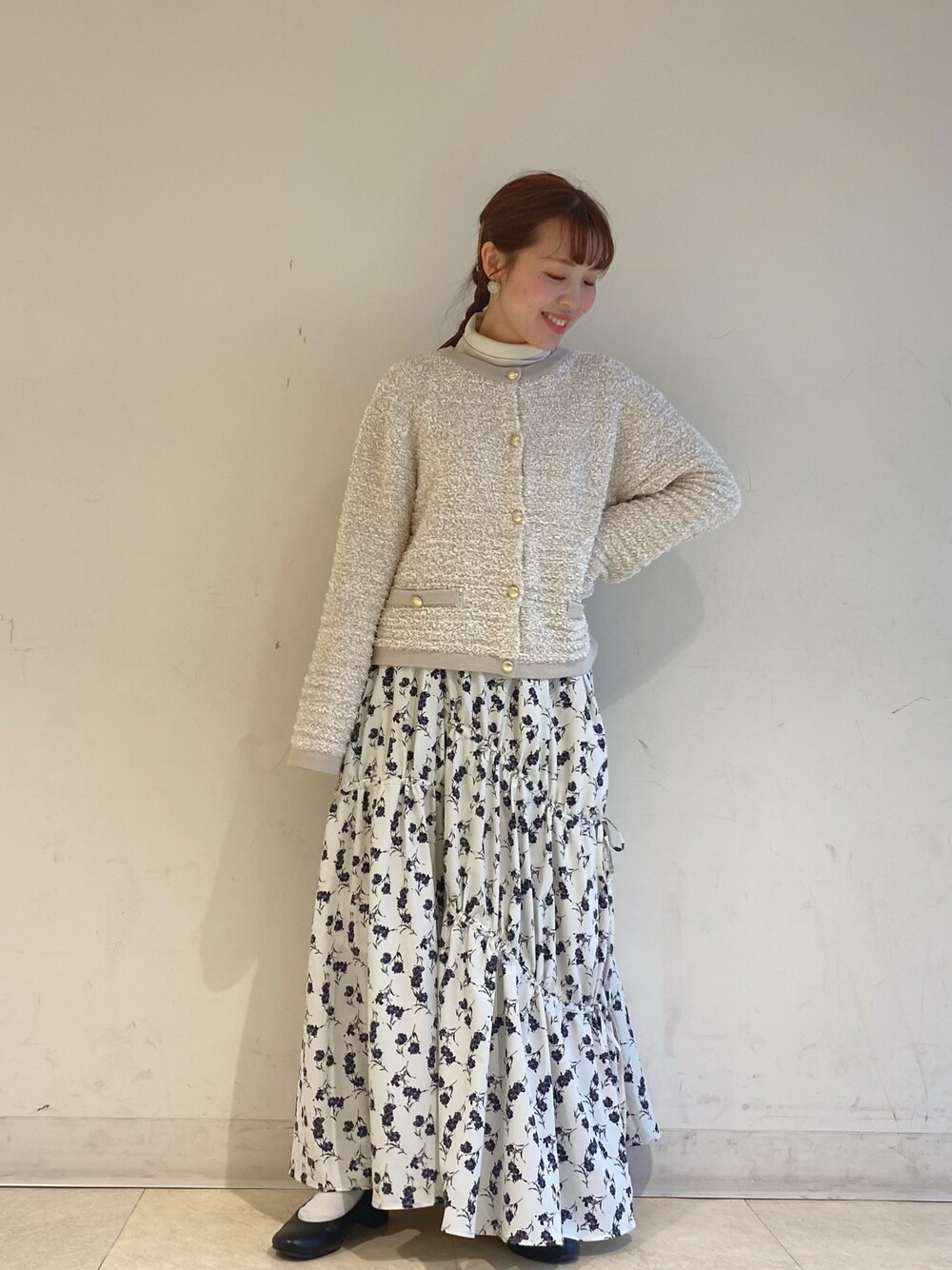 「大人カジュアル、ロングスカート、パンプスコーデ、カーディガン、earth music&ecology、earthstaff、低身長コーデ、150cmコーデ」｜「earth music&ecologyのファンシーツイードカーディガン（カーディガン/ボレロ、ホワイト系）」を使った、なぽんさん（レディース・150cm）の冬コーディネートの1枚目の写真