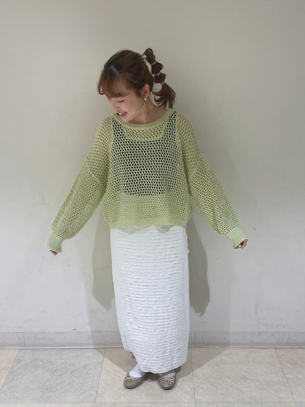「レイヤードスタイル、春ニット、ナロースカート、春コーデ、低身長、150cm、earth music&ecology、earthstaff」｜「earth music&ecologyのスパンコールショートゆるニット（ニット/セーター、グリーン系）」を使った、なぽんさん（レディース・150cm）の春コーディネートの1枚目の写真