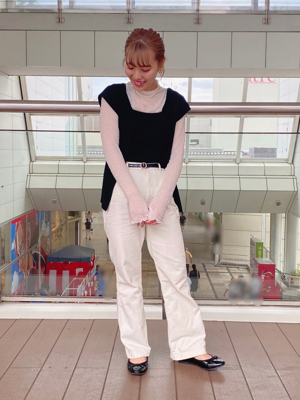 「大人かわいい、大人カジュアル、モノトーンコーデ、フレアパンツ、レイヤードスタイル、秋コーデ、低身長、カーディガンコーデ、earth music&ecology、earthstaff」｜「earth music&ecologyのカラーフレアパンツ（その他パンツ、ホワイト系）」を使った、なぽんさん（レディース・150cm）の秋コーディネートの1枚目の写真