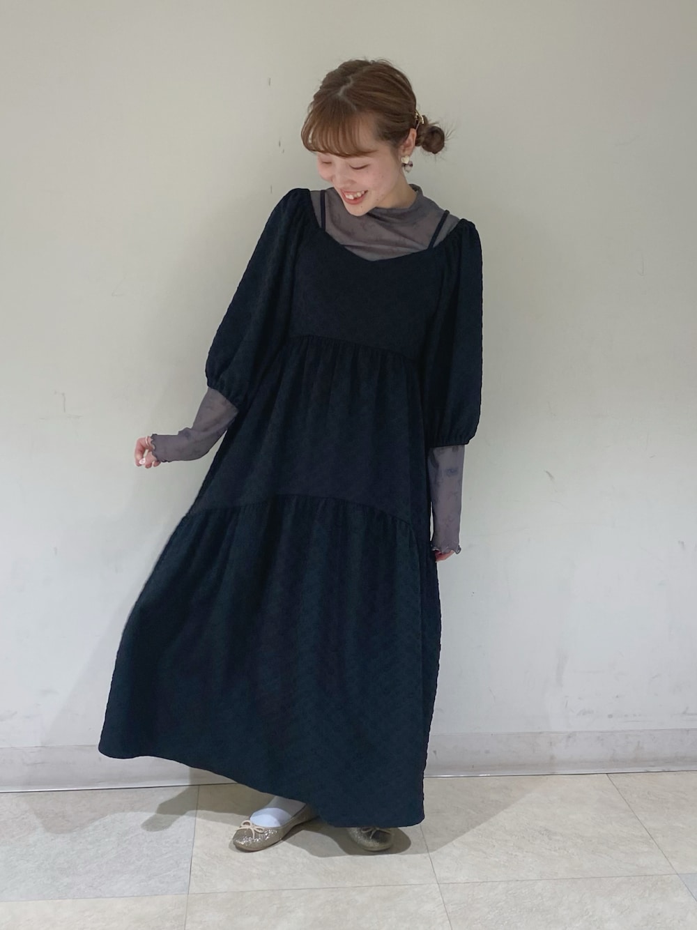 「ワンピース、カジュアルコーデ、カジュアルガーリー、パフスリーブワンピース、earth music&ecology、earthstaff、低身長コーデ、150cm、150cmコーデ、春ファッション、春物コーデ」｜「earth music&ecologyの2wayパフスリーブ表面感ワンピース（ワンピース、ブラック系）」を使った、なぽんさん（レディース・150cm）の春コーディネートの1枚目の写真