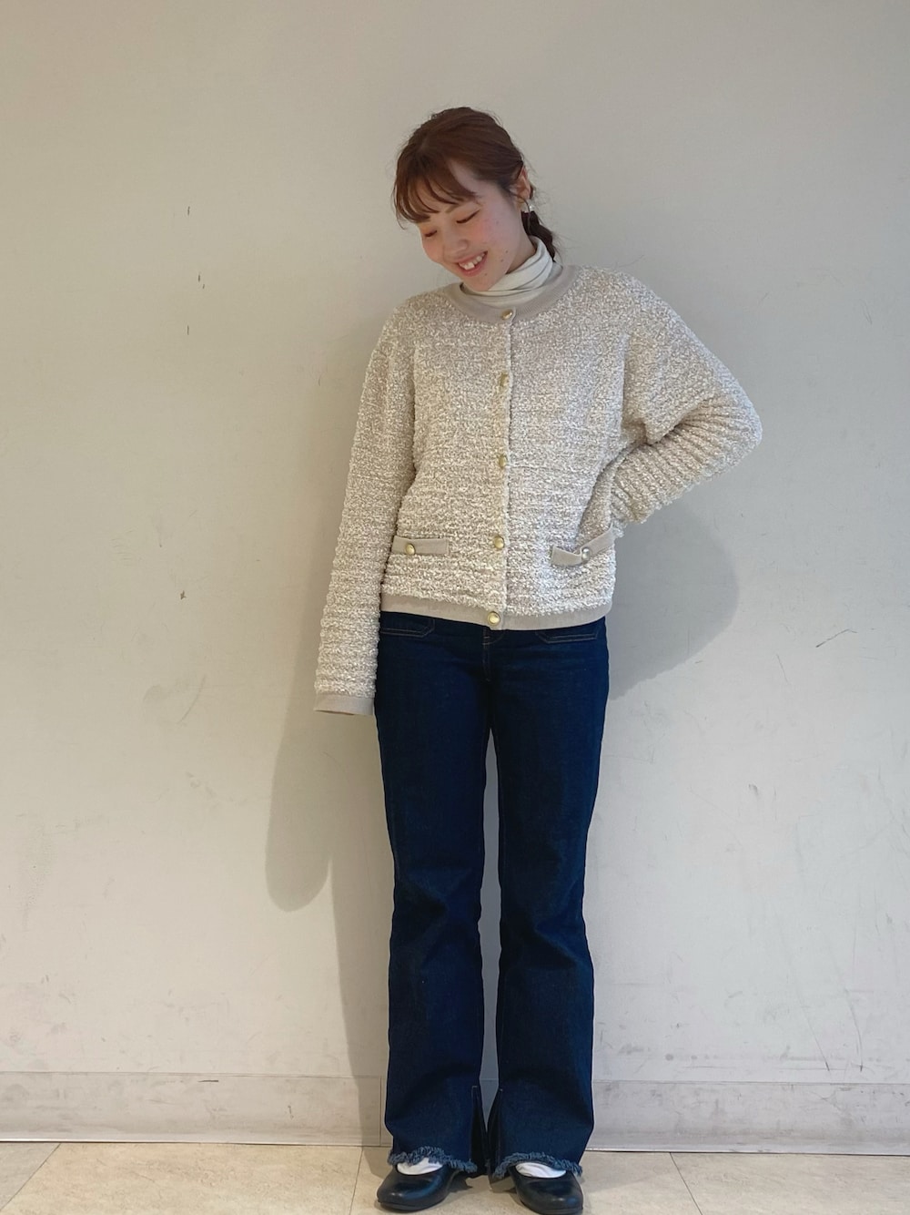 「デニムコーデ、春物、春服、シンプル、ラメニット、低身長、低身長コーデ、150cmコーデ、150cm」｜「earth music&ecologyのフロントポケットフレアデニム（デニムパンツ、ブルー系）」を使った、なぽんさん（レディース・150cm）の冬コーディネートの1枚目の写真