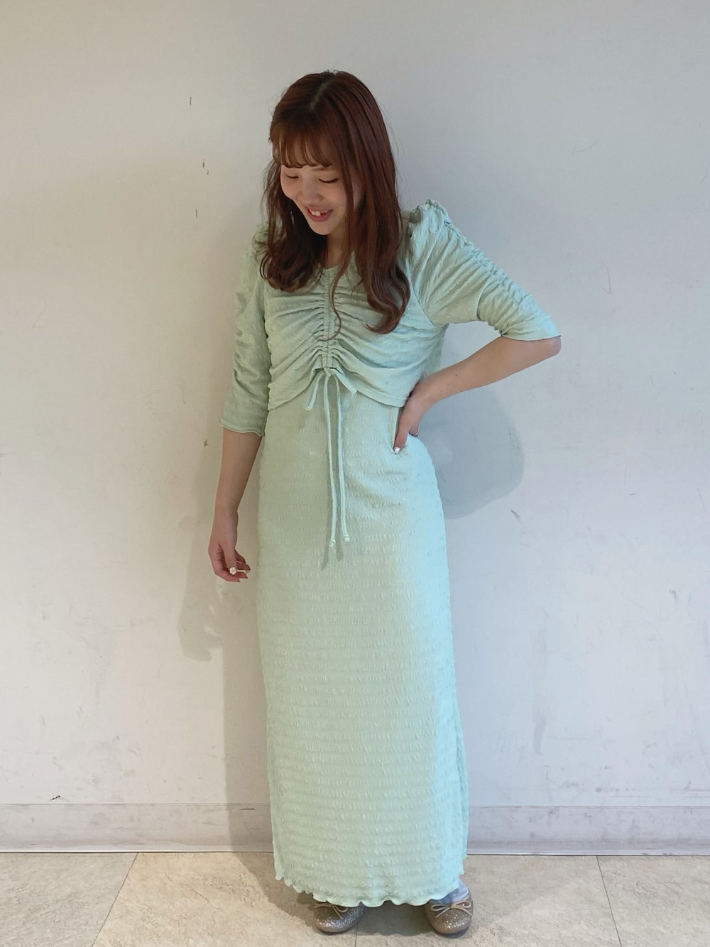 「春コーデ、春服、ワンピース、カジュアル、カジュアルガーリー、earth music&ecology、earthstaff、低身長、低身長コーデ、150cmコーデ」｜「earth music&ecologyのやわらかカットソーレイヤード見えワンピース（ワンピース、グリーン系）」を使った、なぽんさん（レディース・150cm）の春コーディネートの1枚目の写真
