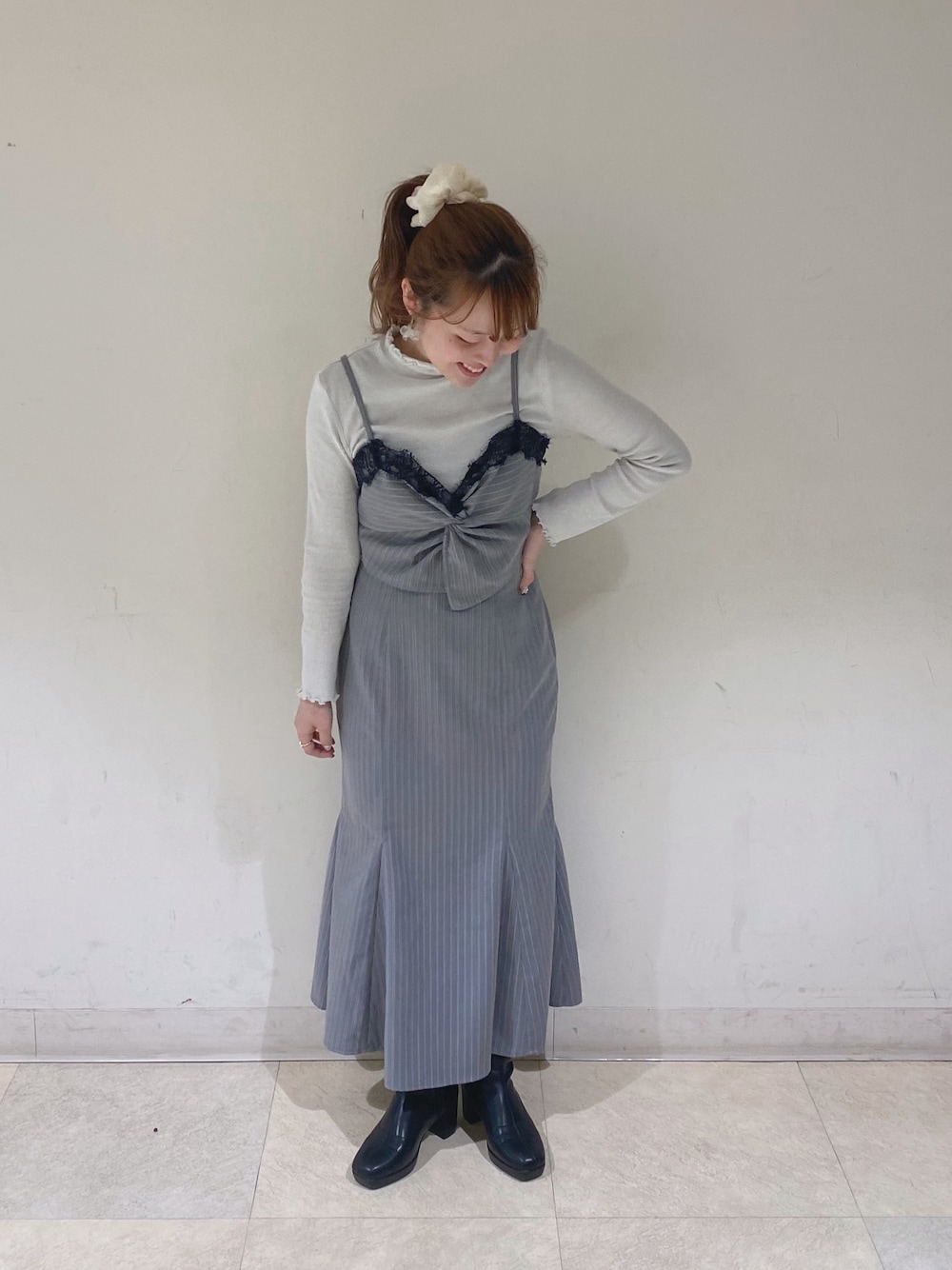 「シンプル、大人カジュアル、ガーリーコーデ、セットアップ、ビスチェ、マーメイドスカート、春物、春コーデ、earthstaff、earth music&ecology、低身長、150cm台コーデ」｜「earth music&ecologyのピンストライプマーメイドスカート（スカート、グレー系）」を使った、なぽんさん（レディース・150cm）の春コーディネートの1枚目の写真