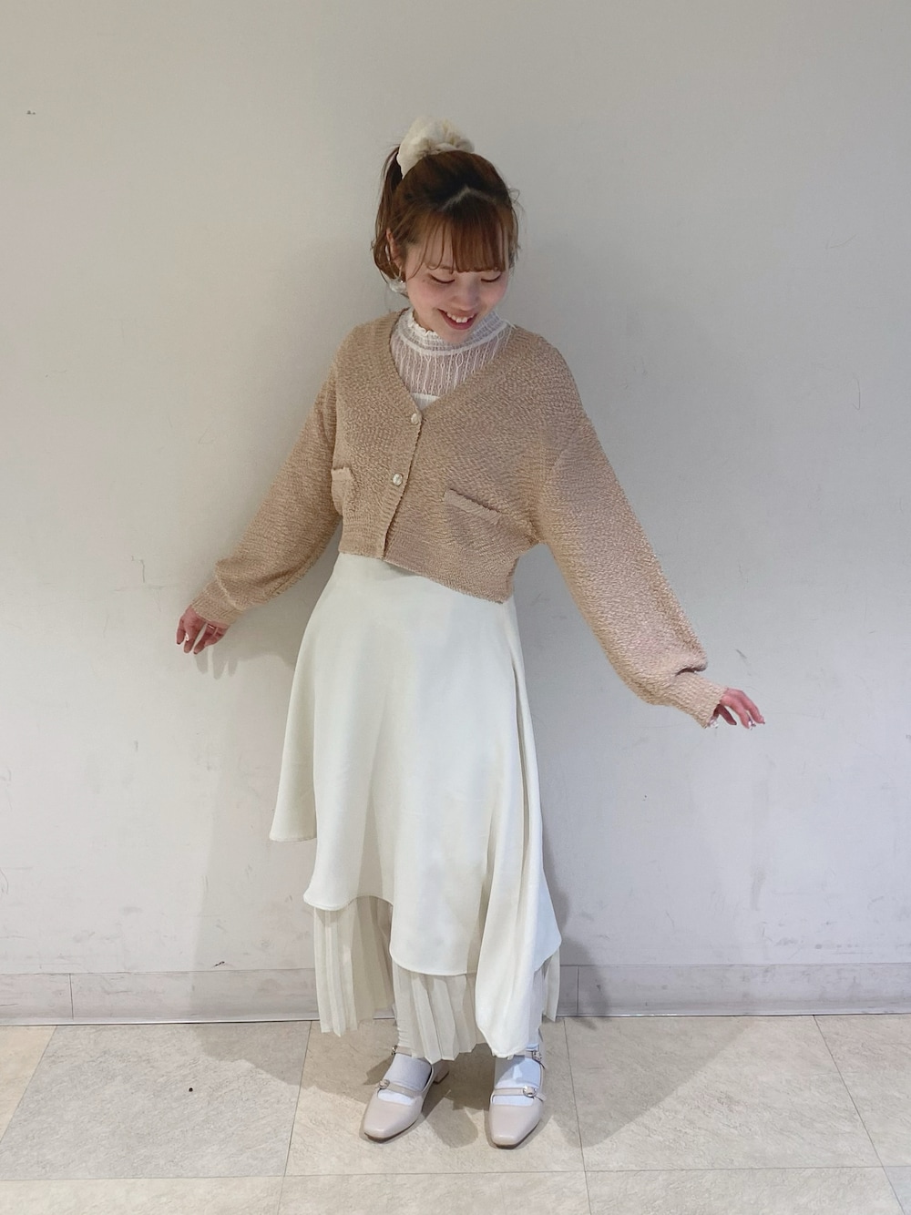 「春のおしゃ見えテクニック、春服、お出かけコーデ、春服コーデ、プリーツスカート、ショート丈、earth music&ecology、earthstaff、150cm台コーデ、低身長コーデ」｜「earth music&ecologyのプリーツドッキングスカート（スカート、ホワイト系）」を使った、なぽんさん（レディース・150cm）の春コーディネートの1枚目の写真