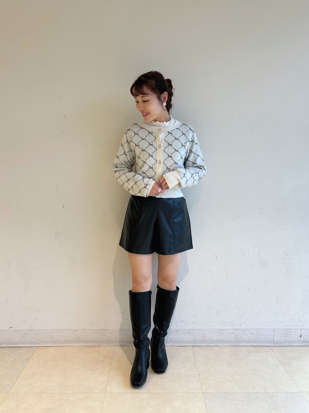 「秋コーデ、秋服、モノトーン、レザー、ショートパンツスタイル、ロングブーツ、モノグラム、earth music&ecology、earthstaff、低身長、低身長コーデ、低身長女子、150cmコーデ」｜「earth music&ecologyのモノグラムコンパクトニットカーディガン（カーディガン/ボレロ、ホワイト系）」を使った、なぽんさん（レディース・150cm）の秋コーディネートの1枚目の写真
