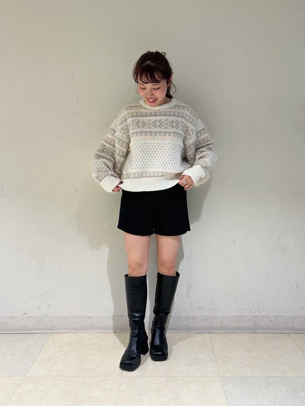 「ニット、ニットコーデ、ノルディック柄、ショートパンツ、ロングブーツ、冬コーデ、カジュアルコーデ、低身長、150cmコーデ、earth music&ecology、earthstaff」｜「earth music&ecologyのサイドベルトショートパンツ（その他パンツ、ブラック系）」を使った、なぽんさん（レディース・150cm）の秋コーディネートの1枚目の写真