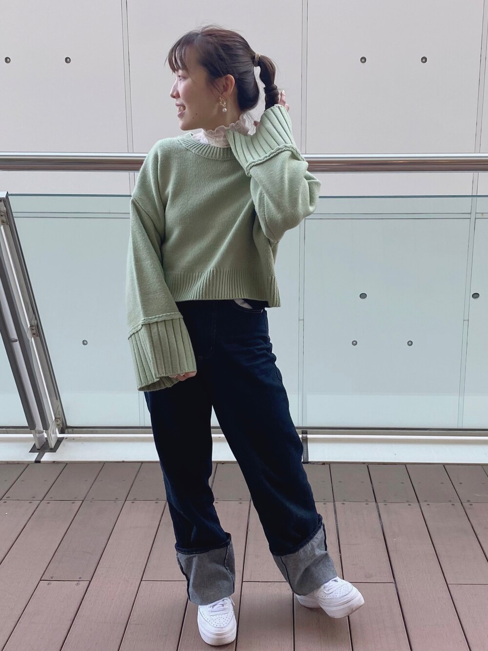 「大人カジュアル、デニム、ラフ、カジュアルコーデ、ロールアップ、ニット、冬コーデ、earth music&ecology、earthstaff、低身長、150cmコーデ」｜「earth music&ecologyのワイドスリーブプルオーバー（ニット/セーター、グリーン系）」を使った、なぽんさん（レディース・150cm）の冬コーディネートの1枚目の写真
