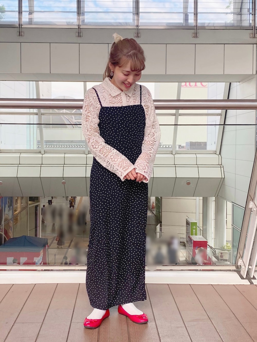 「キャミワンピ、秋コーデ、パンプス、パンプス×靴下、レースシャツ、earth music&ecology、earthstaff、150cm、低身長、低身長コーデ」｜「earth music&ecologyのスリットドットキャミワンピース（ワンピース、ブラック系）」を使った、なぽんさん（レディース・150cm）の秋コーディネートの1枚目の写真