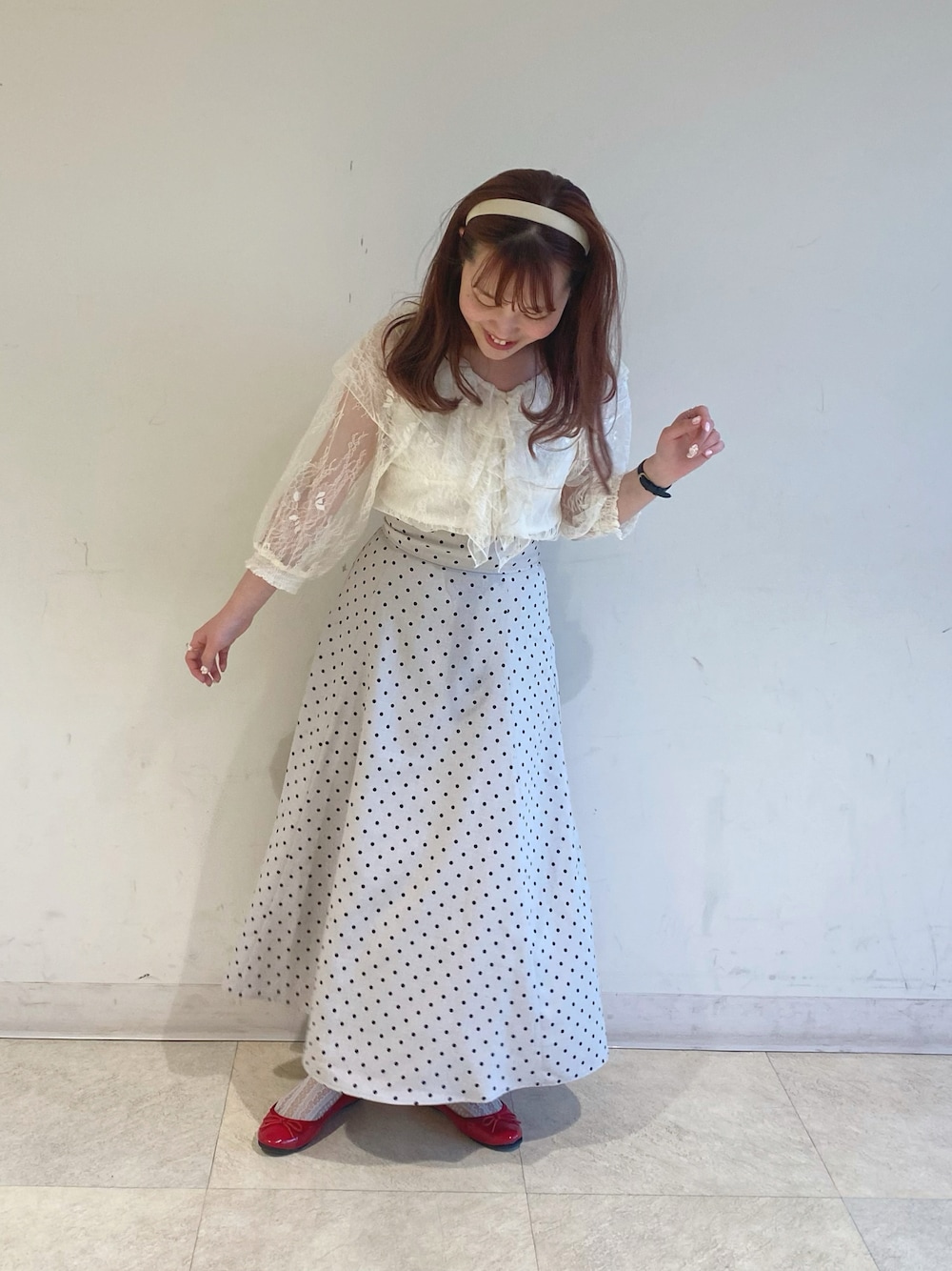 「春、ガーリーコーデ、大人ガーリー、フレアスカート、レースブラウス、earth music&ecology、earthstaff、低身長、150cmコーデ」｜「earth music&ecologyのラッフル衿レースブラウス（カーディガン/ボレロ、ホワイト系）」を使った、なぽんさん（レディース・150cm）の春コーディネートの1枚目の写真