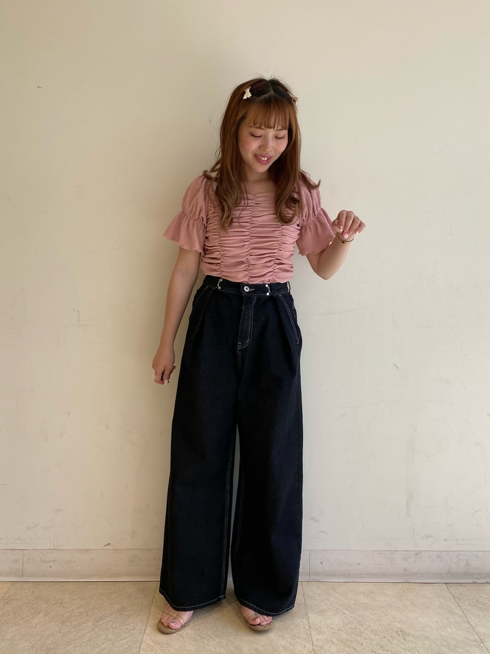 「ガーリーコーデ、夏コーデ、デニム、低身長、150cmコーデ、earth music&ecology、earthstaff」｜「earth music&ecologyのカットシャーリングプルオーバー（Tシャツ/カットソー、ピンク系）」を使った、なぽんさん（レディース・150cm）の春コーディネートの1枚目の写真