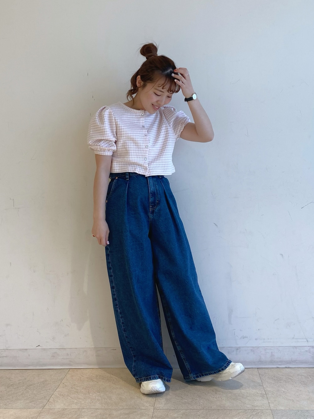 「デニム、デニムコーデ、カーディガン、夏コーデ、低身長コーデ、150cmコーデ、ダッドスニーカー、earth music&ecology、earthstaff」｜「earth music&ecologyのカットジャガードカーディガン（カーディガン/ボレロ、ピンク系）」を使った、なぽんさん（レディース・150cm）の春コーディネートの1枚目の写真