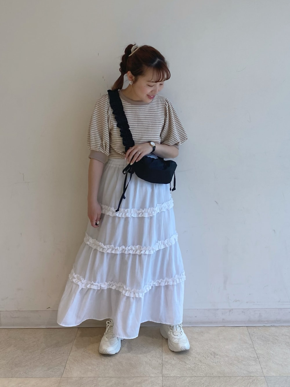 「ダッドスニーカー、夏コーデ、低身長コーデ、フリルスカート、ティアードスカート、earth music&ecology、earthstaff、カジュアルコーデ」｜「earth music&ecologyのミニフリルボリュームスカート（スカート、ホワイト系）」を使った、なぽんさん（レディース・150cm）の春コーディネートの1枚目の写真