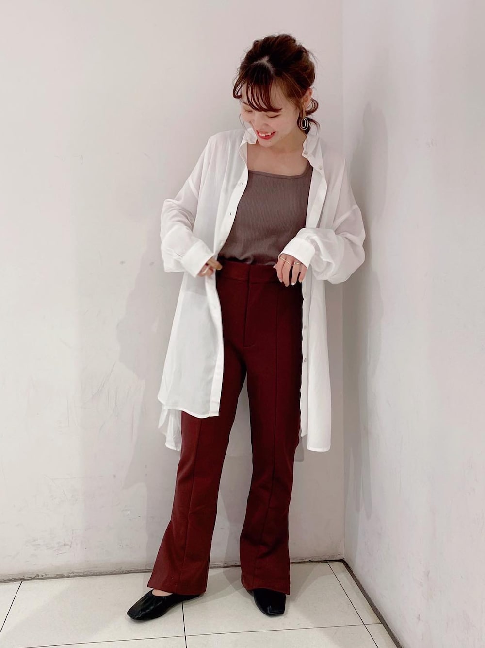 「秋服準備はじめました、秋コーデ、秋色、パンツコーデ、今日のコーデ、シャツスタイル、フレアパンツ、earth music&ecology、earthstaff、低身長、150cmコーデ」｜「earth music&ecologyのサイドベンツカットフレアパンツ ＊（その他パンツ、ブラウン系）」を使った、なぽんさん（レディース・150cm）の夏コーディネートの1枚目の写真