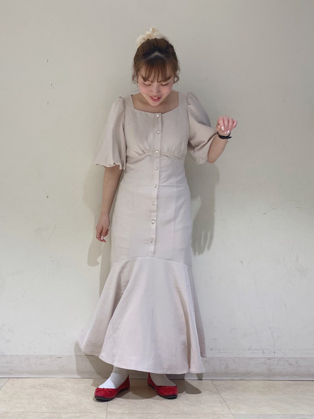 「ワンピース、春のNewスタイル、春ファッション、春コーデ、デートコーデ、マーメイドワンピース、earth music&ecology、earthstaff、低身長、低身長コーデ、150cm」｜「earth music&ecologyのフロントボタン裾フレアワンピース（ワンピース、ベージュ系）」を使った、なぽんさん（レディース・150cm）の春コーディネートの1枚目の写真