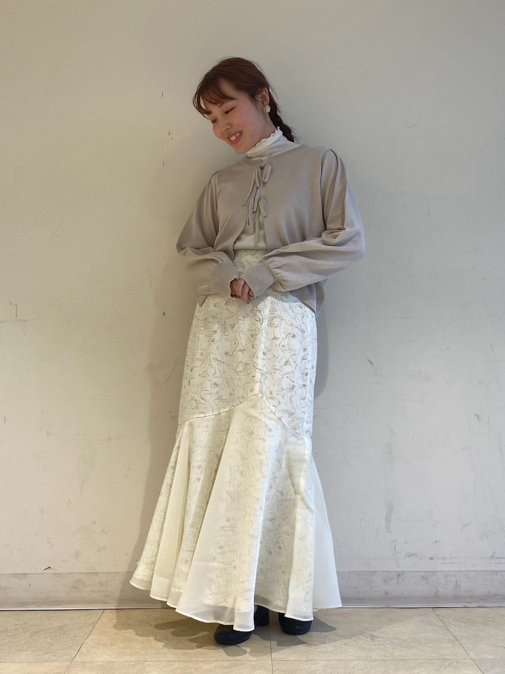 「春服コーデ、低身長、低身長女子、春物、春服みてみて、earth music&ecology、earthstaff、150cm」｜「earth music&ecologyの切替フラワースカート（スカート、ホワイト系）」を使った、なぽんさん（レディース・150cm）の冬コーディネートの1枚目の写真