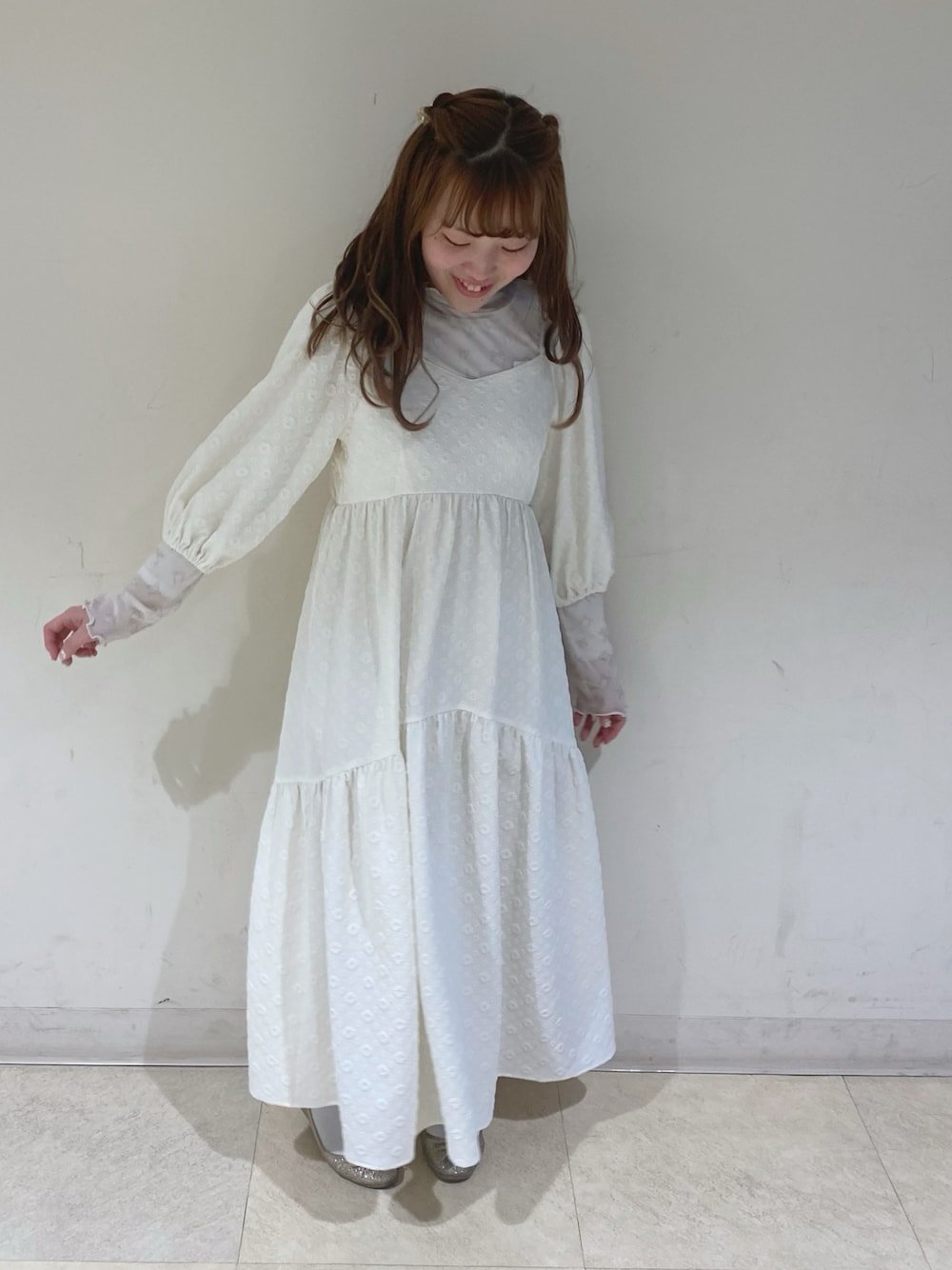 「春のNewスタイル、春コーデ、春服、ワンピース、シアーインナー、低身長、150cm、低身長コーデ、earth music&ecology、earthstaff」｜「earth music&ecologyの2wayパフスリーブ表面感ワンピース（ワンピース、ホワイト系）」を使った、なぽんさん（レディース・150cm）の春コーディネートの1枚目の写真