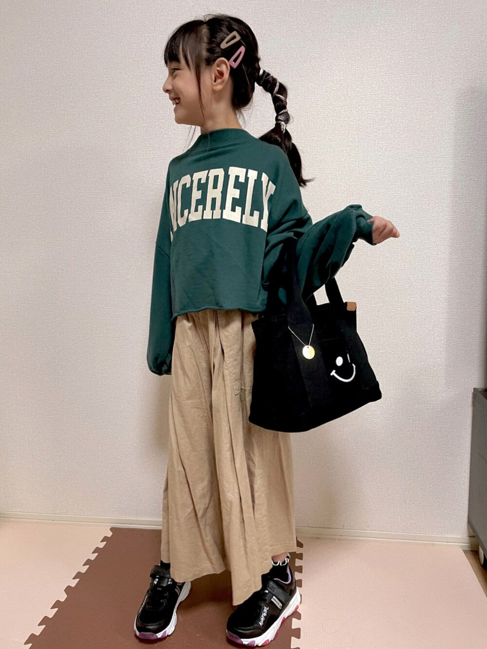 「ビッグシルエット、カジュアル、グリーン、ベージュ、しまむら、ロゴスウェット、プチプラ、キッズコーデ、休日コーデ、カジュアルコーデ、オトナカジュアル、秋コーデ、7歳、ワイヤーポニー」｜「しまむらのアイテム（トップス、グリーン系）」を使った、seriさん（キッズ・125cm）の秋コーディネートの1枚目の写真