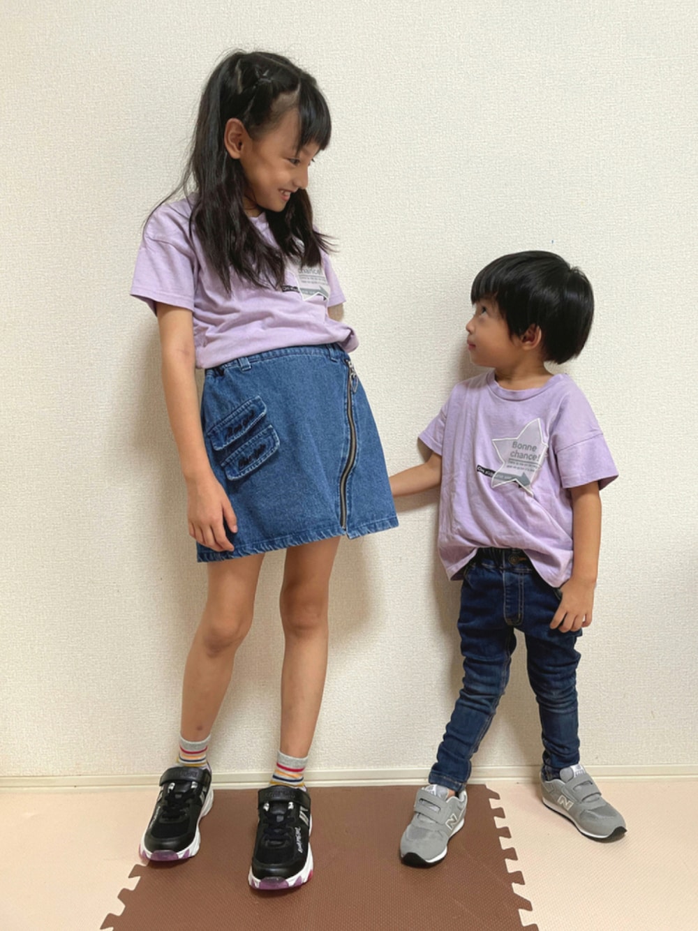 「New Balance、秋のコーデ、キッズコーデ、休日コーデ、男の子、プチプラコーデ、BREEZE、3can4on、リンクコーデ、おんなのこ、キッズファッション、きょうだい、おしゃれさんと繋がりたい、ALGY、秋服準備はじめました」｜「3can4onの◆【100-150cm】星モチーフビッグシルエットTシャツ（Tシャツ/カットソー、パープル系）」を使った、seriさん（キッズ・125cm）の秋コーディネートの1枚目の写真