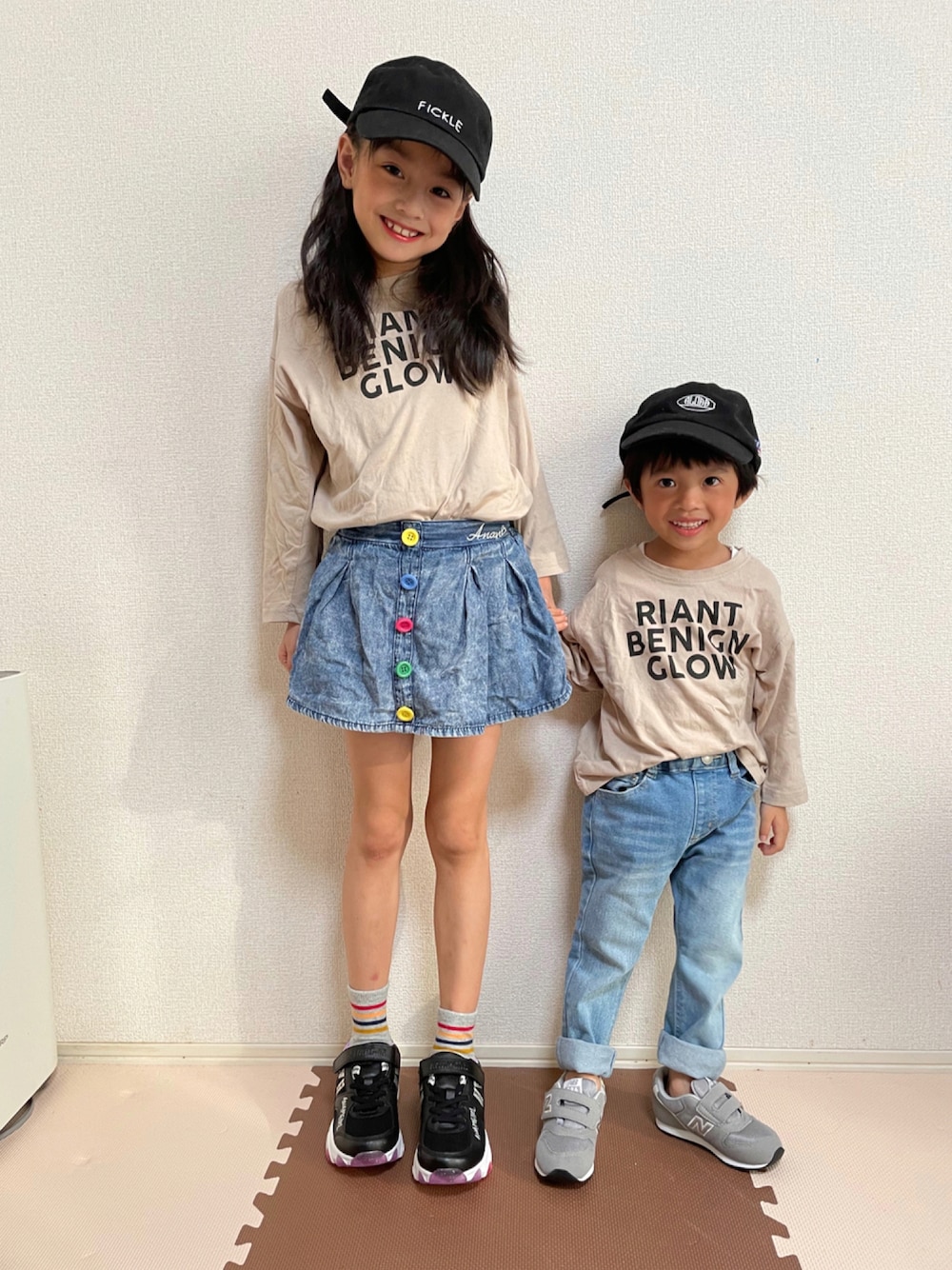 「シンプル、ニューバランス、秋のコーデ、秋色、休日スタイル、キッズコーデ、ANAP、男の子コーデ、小学生、リンクコーデ、おんなのこ、きょうだい、ブランシェス(BRANSHES)、秋トレンド2021」｜「ANAP kidsのアイテム（デニムスカート、ブルー系）」を使った、seriさん（キッズ・125cm）の秋コーディネートの1枚目の写真