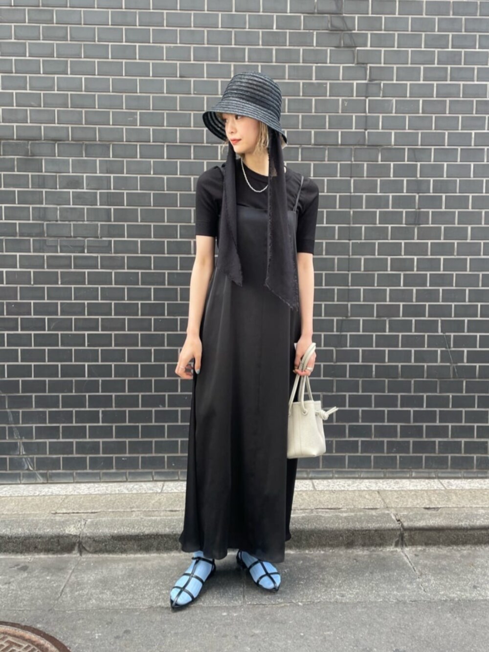 ブラック系のTシャツ/カットソー、ブラック系のワンピース、ブラック系のサンダルを着用したレディースの春コーディネートの1枚目の写真