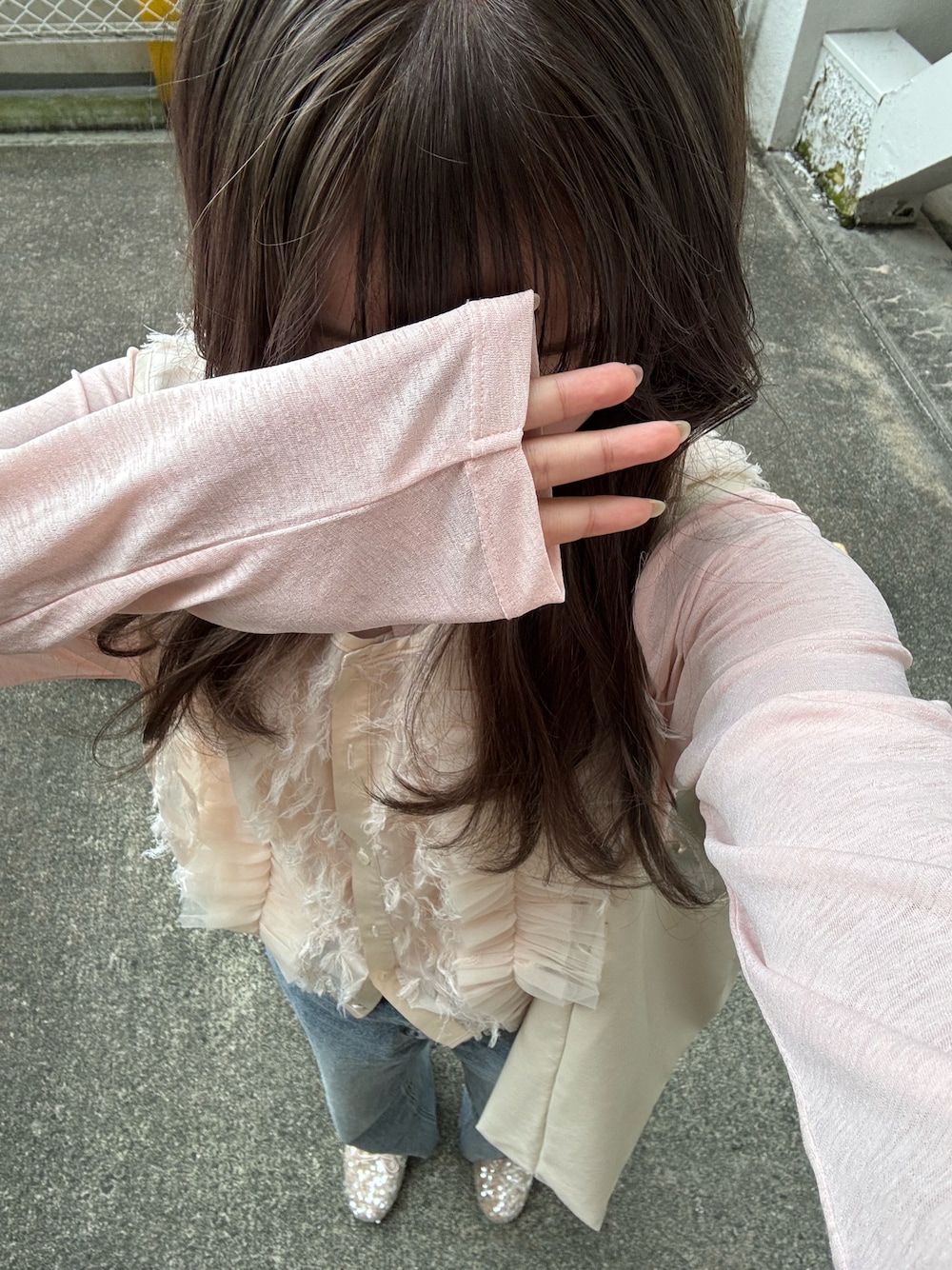 「最近のいい感じコーデ、ショルダーバッグ、大人カジュアル、春服コーデ、カジュアルスタイル、春、カラーコーデ、ピンク、チュール、ベスト、デニム、デニムパンツ、パステルカラー、イエベ春、パンプス」｜「studio CLIPの【スタイリスト石上美津江さんコラボ】シアーTシャツ×リブタンクトップセットトップス（Tシャツ/カットソー、ピンク系）」を使った、kotllioさん（骨格ウェーブ・レディース・158cm）の春コーディネートの1枚目の写真
