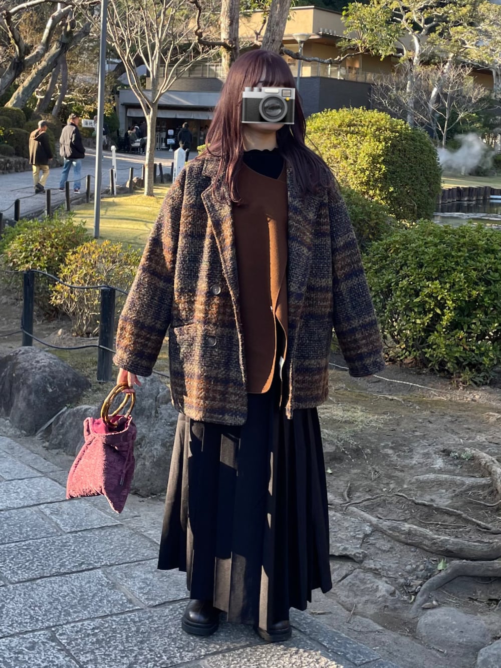 「大人カジュアル、ファッションを楽しもう、秋冬コーデ、ゆるコーデ、冬服、ミニバッグ、おでかけコーデ、骨格ウェーブ、アウター、プリーツスカート」｜「select MOCAのオーバーサイズベスト（ベスト、ブラウン系）」を使った、kotllioさん（レディース・158cm）の秋コーディネートの1枚目の写真