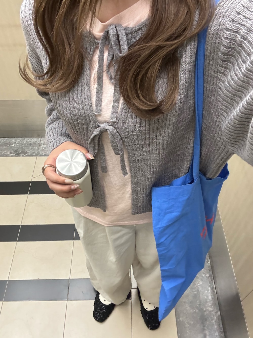 「最近のいい感じコーデ、ショルダーバッグ、大人カジュアル、春服コーデ、ラクチンコーデ、カジュアルスタイル、春、カラーコーデ、Tシャツ/カットソー、カーディガン、グレー、シアートップス、パンプス、パンツスタイル、トートバッグ」｜「studio CLIPの《natural by clip》7ゲージスラブリブカーディガン（カーディガン/ボレロ、グレー系）」を使った、kotllioさん（骨格ウェーブ・レディース・158cm）の春コーディネートの1枚目の写真