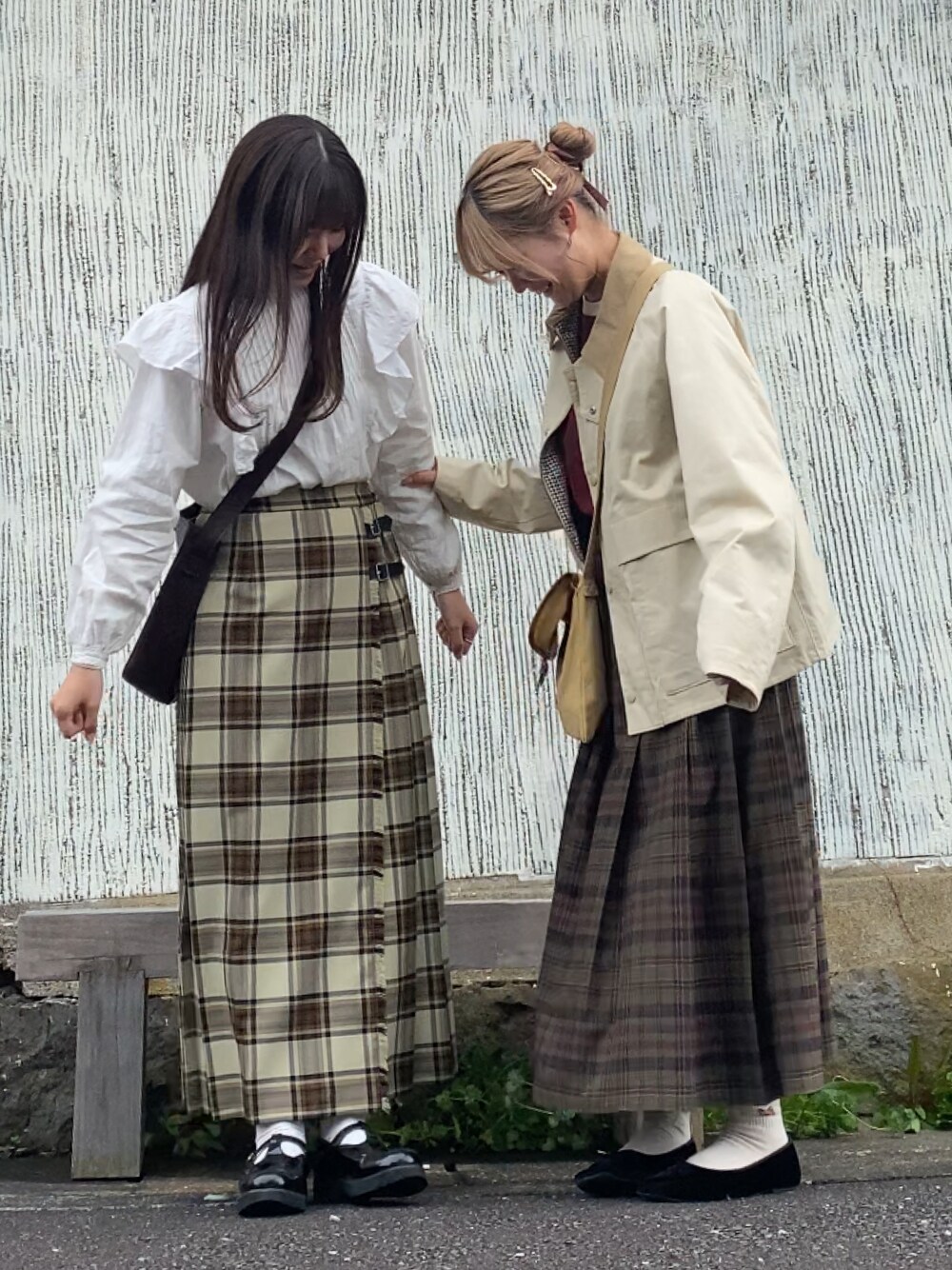 「春のNewスタイル、春服コーデ、お出かけコーデ、リンクコーデ、おそろいコーデ、チェックスカート、ブラウス、ブラウスコーデ、白ブラウス、スカートスタイル」｜「LOWRYS FARMのチェックキルトスカート　922238（スカート、ベージュ系）」を使った、kotllioさん（レディース・158cm）の春コーディネートの1枚目の写真
