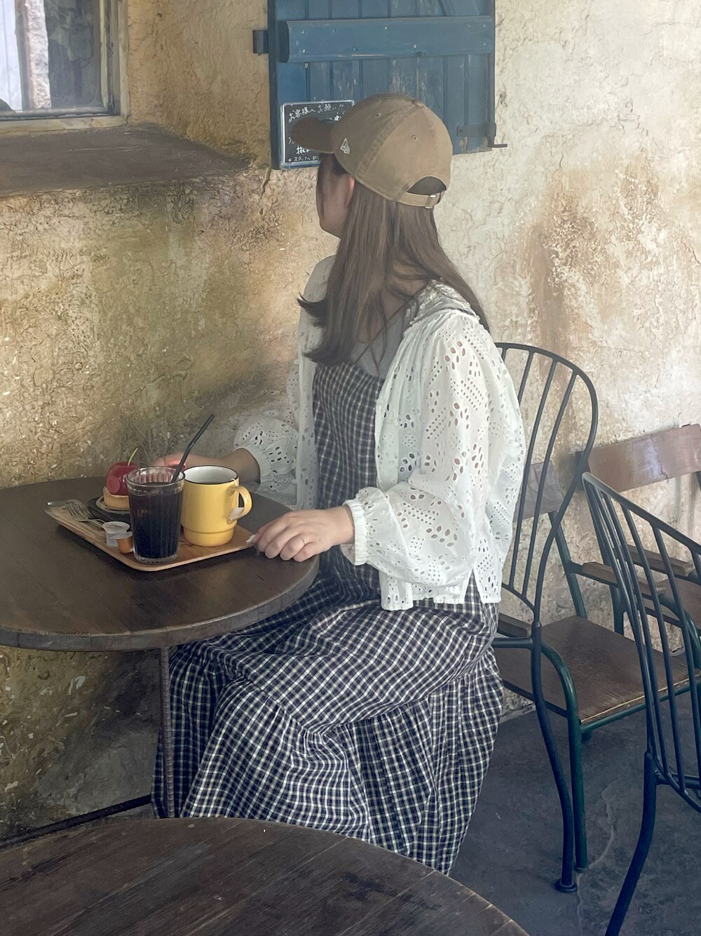 「お出かけコーデ、休日スタイル、大人カジュアル、オトナ女子、レイヤードスタイル、今日のコーデ、夏コーデ、大人かわいい、キャップ、帽子、レース、カーディガン、キャミワンピ、チェック、ワンピース」｜「FREAK'S STOREのNEW ERA/ニューエラ 9TWENTY　NY/クロスストラップ ウォッシュドコットン ニューヨーク・ヤンキース（キャップ、ベージュ系）」を使った、kotllioさん（レディース・158cm）の夏コーディネートの1枚目の写真