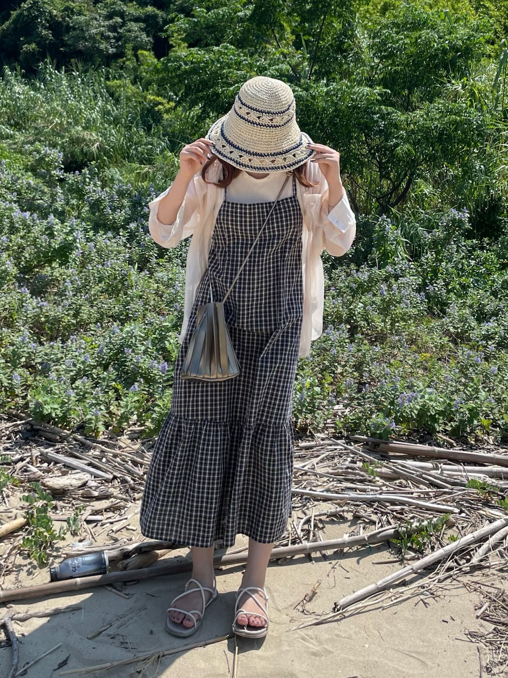 「夏ファッション、サンダルコーデ、おでかけコーデ、ワンピース、キャミワンピ、キャミワンピース、麦わら帽子、海コーデ、夏コーデ、シアートップス、シアーシャツ、158cmコーデ、カヌレバッグ」｜「UNIQLOのアイテム（サンダル、ホワイト系）」を使った、kotllioさん（レディース・158cm）の夏コーディネートの1枚目の写真