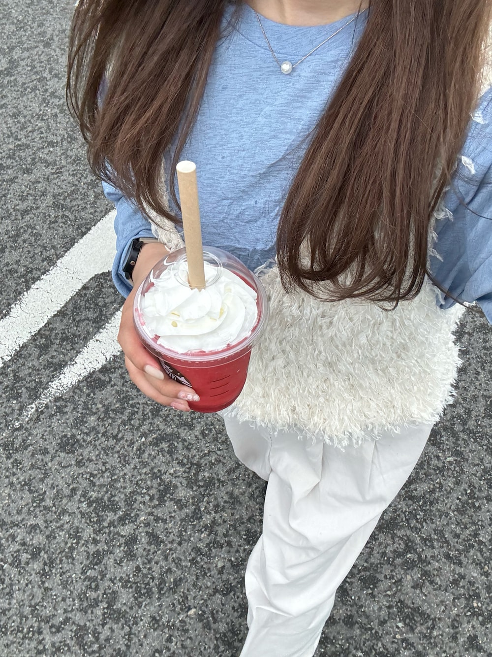 「最近のいい感じコーデ、大人カジュアル、春服コーデ、ラクチンコーデ、カジュアルスタイル、春、カットソー、シアートップス、ファーベスト、ベスト、レイヤードスタイル、パンツスタイル、春コーデ、ブルー、きれいめカジュアル」｜「studio CLIPの【スタイリスト石上美津江さんコラボ】シアーTシャツ×リブタンクトップセットトップス（Tシャツ/カットソー、ブルー系）」を使った、kotllioさん（骨格ウェーブ・レディース・158cm）の春コーディネートの1枚目の写真