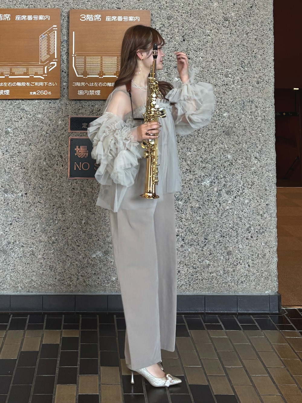 「春めき満開コーデ、春コーデ、パンツスタイル、オトナカワイイ、大人ガーリー、オールインワン、パンツドレス、ドレス、お呼ばれスタイル、お呼ばれドレス、同窓会、同窓会ドレス、結婚式、結婚式二次会スタイル、オケージョン」｜「atloのギャザーチュールトップスオケージョン結婚式パーティー 同窓会お呼ばれ（カーディガン/ボレロ、ベージュ系）」を使った、kotllioさん（骨格ウェーブ・レディース・158cm）の春コーディネートの1枚目の写真
