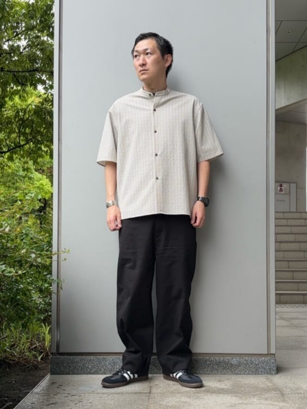 「ベーシック/トラッド、モード、ストリート、トレンド、リラックス、夏服、夏コーデ」｜「BEAUTY&YOUTH UNITED ARROWSのコットン キャンバス ノープリーツ 9レングス パンツ（その他パンツ、ブラック系）」を使った、慈道 一磨さん（メンズ・170cm）の夏コーディネートの1枚目の写真