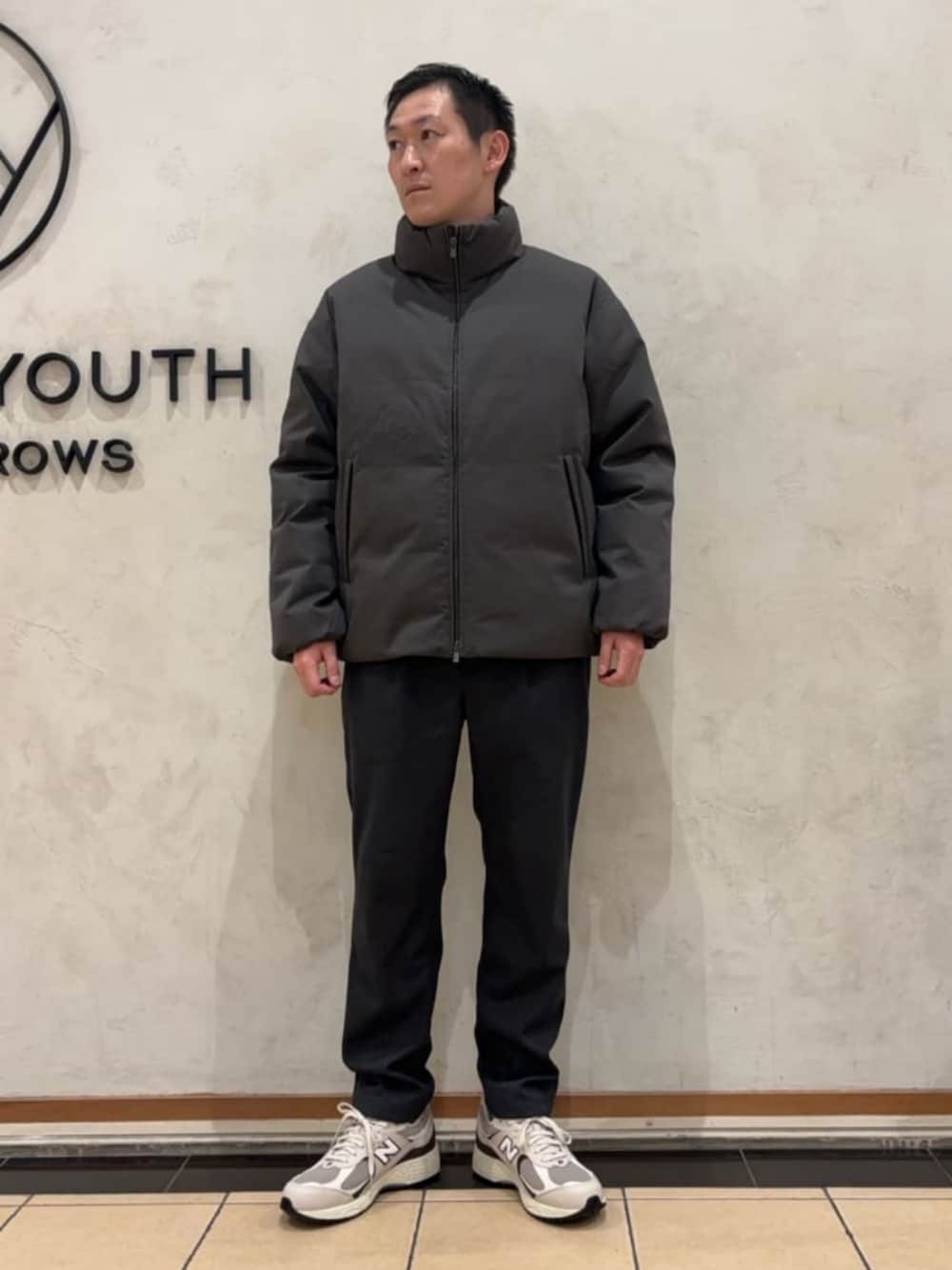 「ベーシック/トラッド、モード、ストリート、トレンド、リラックス、冬服、冬コーデ、BEAUTY&YOUTH」｜「BEAUTY&YOUTH UNITED ARROWSのアクティブ ツイードライク 1プリーツ イージーパンツ ‐ストレッチ‐（その他パンツ、グレー系）」を使った、慈道 一磨さん（メンズ・170cm）の冬コーディネートの1枚目の写真