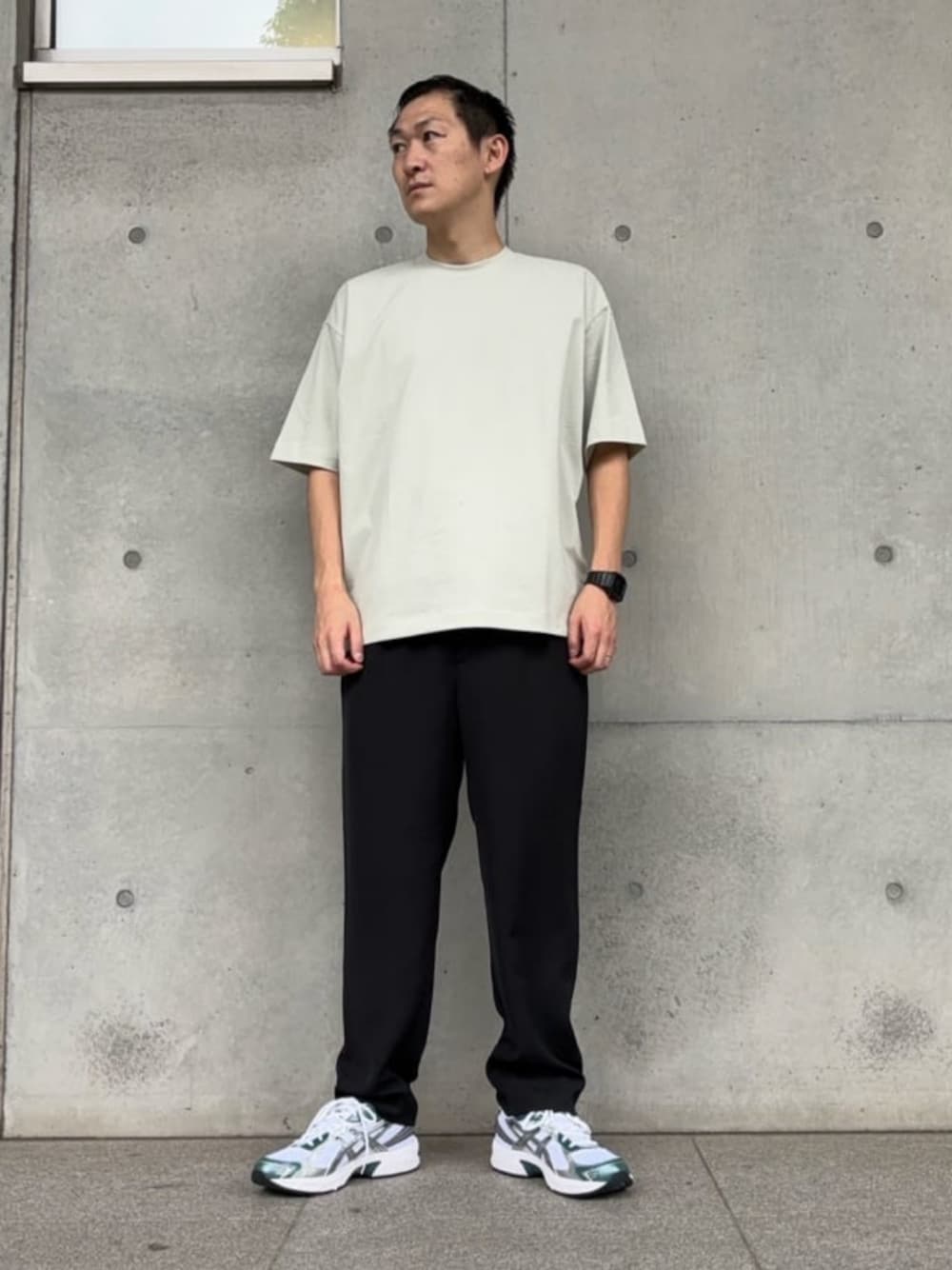 「ベーシック/トラッド、モード、ストリート、トレンド、リラックス、スニーカー、スポーツミックス、シンプル、夏服、夏コーデ、BEAUTY&YOUTH」｜「BEAUTY&YOUTH UNITED ARROWSのWASHI ブレンド Tシャツ（Tシャツ/カットソー、グリーン系）」を使った、慈道 一磨さん（メンズ・170cm）の夏コーディネートの1枚目の写真