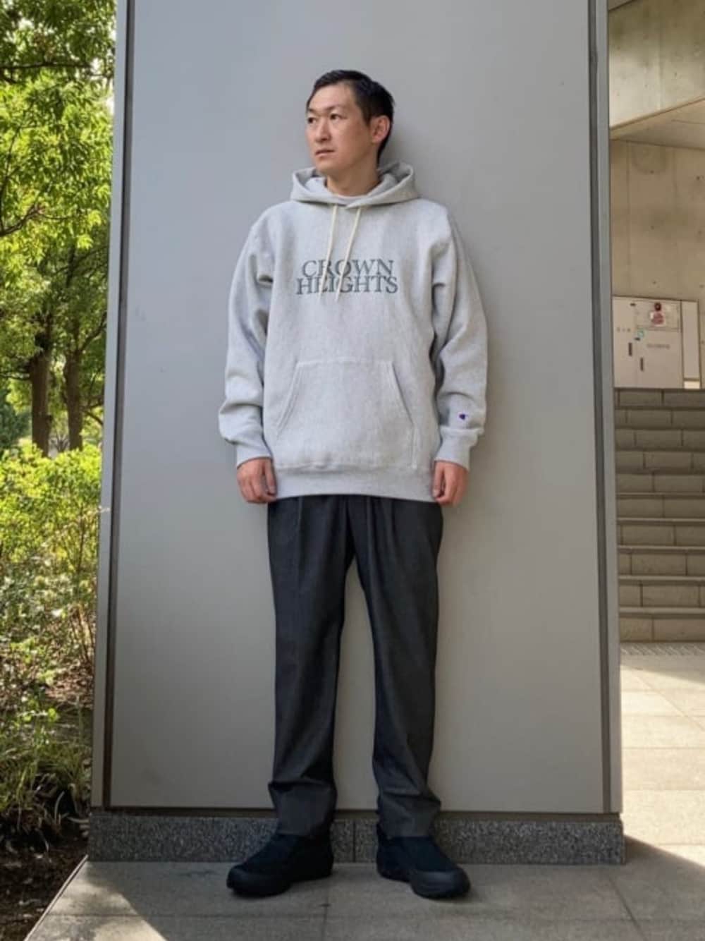 「ベーシック/トラッド、モード、ストリート、トレンド、リラックススタイル」｜「Championの【別注】 ＜Champion＞ リバースウィーブ パーカー（パーカー、グレー系）」を使った、慈道 一磨さん（メンズ・173cm）の秋コーディネートの1枚目の写真