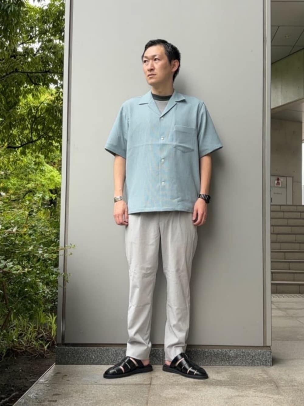 「ベーシック/トラッド、モード、ストリート、トレンド、リラックス、シャツスタイル、きれいめカジュアル、夏服、夏コーデ」｜「BEAUTY&YOUTH UNITED ARROWSのソアロン 1P イージー テーパード パンツ（その他パンツ、グレー系）」を使った、慈道 一磨さん（メンズ・170cm）の春コーディネートの1枚目の写真