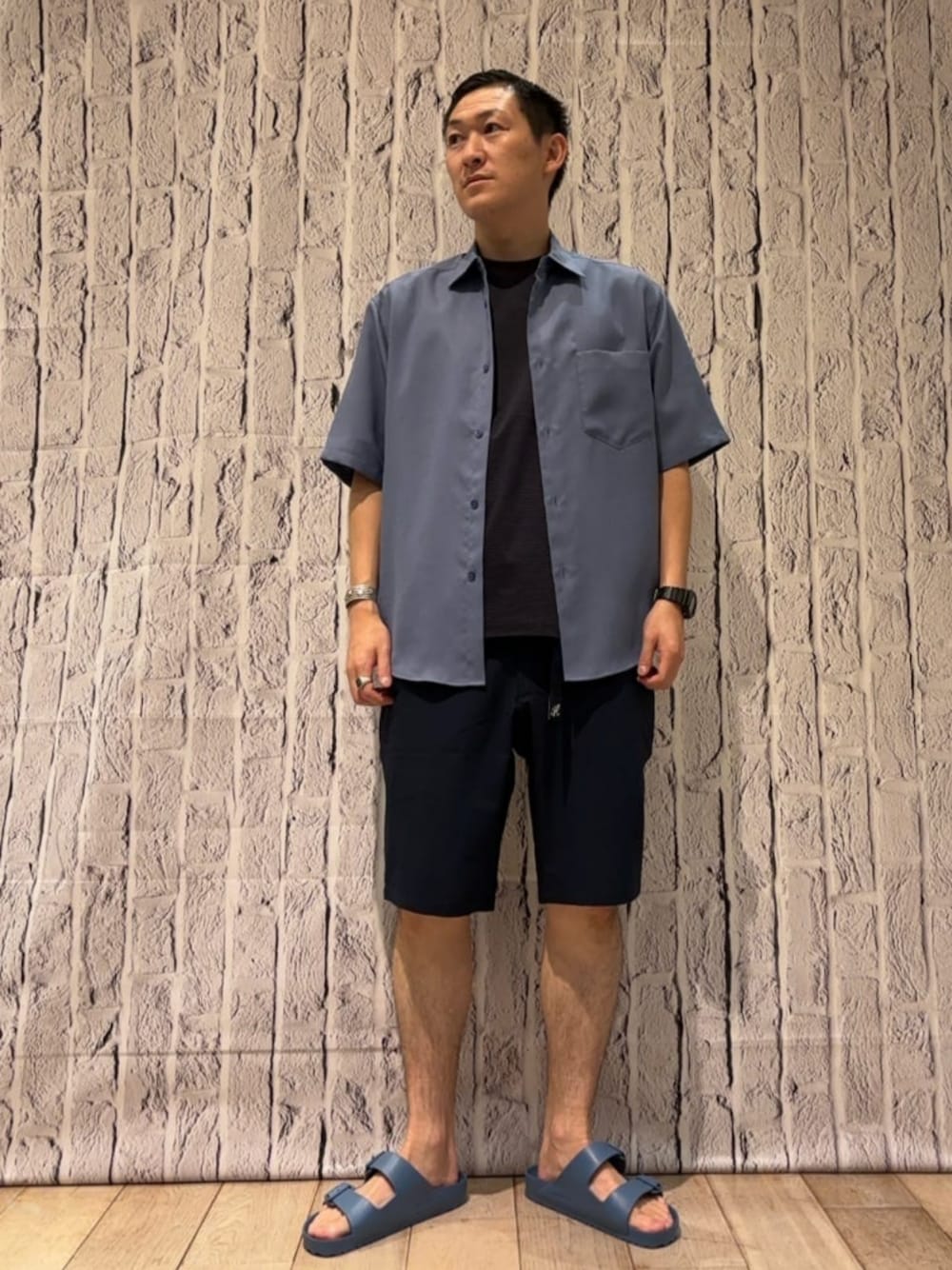「ベーシック/トラッド、モード、トレンド、ストリート、リラックス、夏服、夏コーデ」｜「BEAUTY&YOUTH UNITED ARROWSのライト リネンタッチ レギュラー フォルムテーパード シャツ（シャツ/ブラウス、パープル系）」を使った、慈道 一磨さん（メンズ・170cm）の夏コーディネートの1枚目の写真